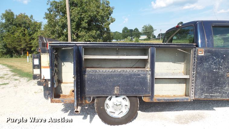 image for item DD7337 2001 Ford F250 Super Duty XL Crew Cab utility bed pickup truck