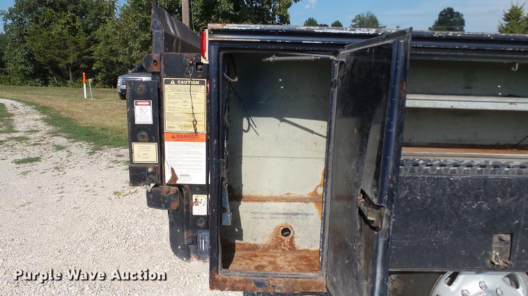 image for item DD7337 2001 Ford F250 Super Duty XL Crew Cab utility bed pickup truck