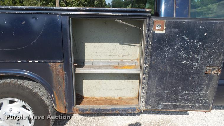 image for item DD7337 2001 Ford F250 Super Duty XL Crew Cab utility bed pickup truck