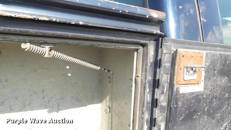 image for item DD7337 2001 Ford F250 Super Duty XL Crew Cab utility bed pickup truck