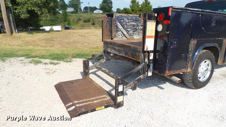 image for item DD7337 2001 Ford F250 Super Duty XL Crew Cab utility bed pickup truck