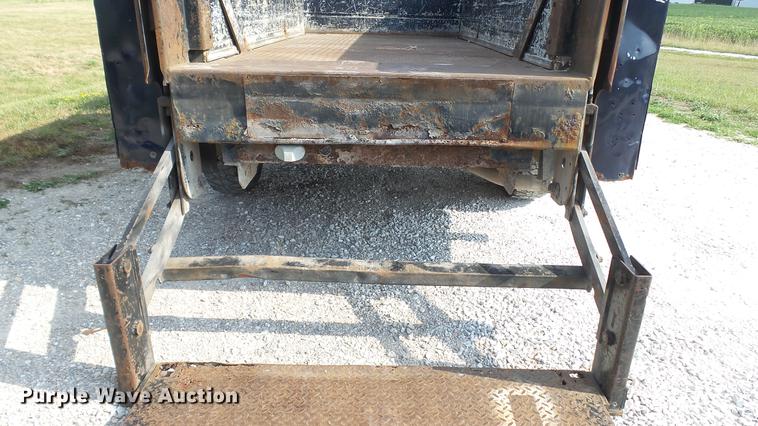 image for item DD7337 2001 Ford F250 Super Duty XL Crew Cab utility bed pickup truck