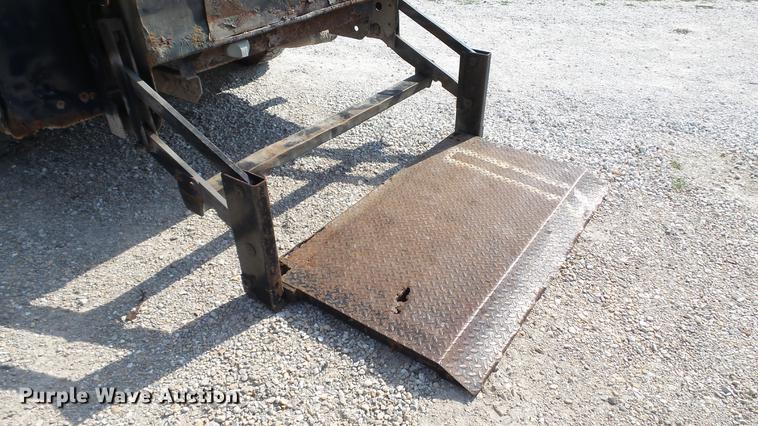 image for item DD7337 2001 Ford F250 Super Duty XL Crew Cab utility bed pickup truck