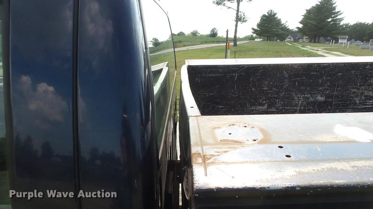 image for item DD7337 2001 Ford F250 Super Duty XL Crew Cab utility bed pickup truck