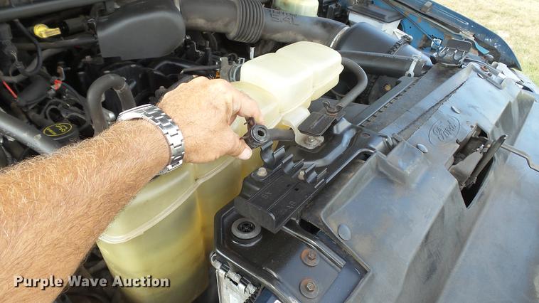 image for item DD7337 2001 Ford F250 Super Duty XL Crew Cab utility bed pickup truck