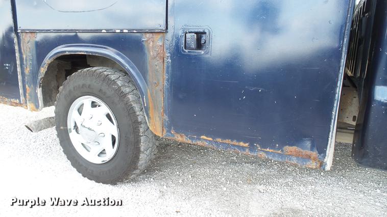 image for item DD7337 2001 Ford F250 Super Duty XL Crew Cab utility bed pickup truck