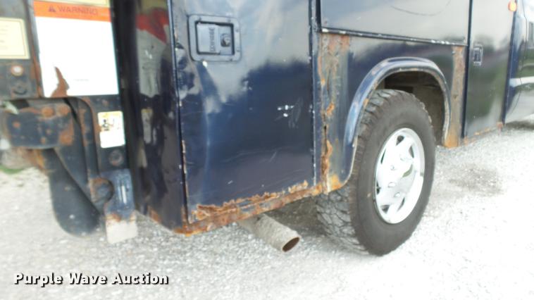 image for item DD7337 2001 Ford F250 Super Duty XL Crew Cab utility bed pickup truck