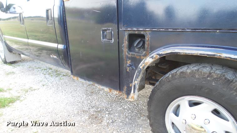 image for item DD7337 2001 Ford F250 Super Duty XL Crew Cab utility bed pickup truck