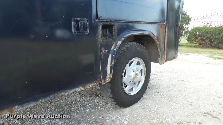 image for item DD7337 2001 Ford F250 Super Duty XL Crew Cab utility bed pickup truck