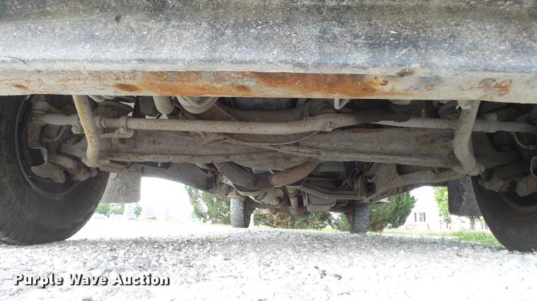 image for item DD7337 2001 Ford F250 Super Duty XL Crew Cab utility bed pickup truck