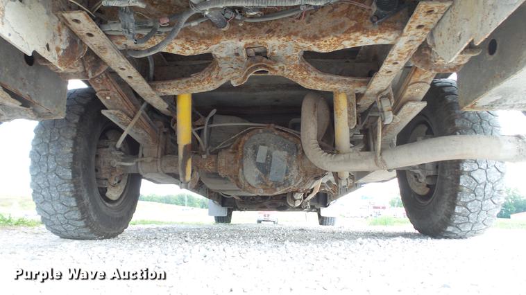 image for item DD7337 2001 Ford F250 Super Duty XL Crew Cab utility bed pickup truck