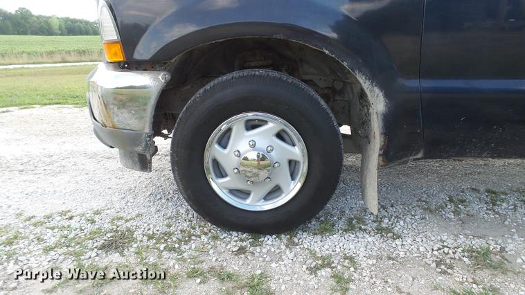 image for item DD7337 2001 Ford F250 Super Duty XL Crew Cab utility bed pickup truck