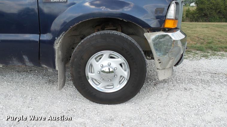 image for item DD7337 2001 Ford F250 Super Duty XL Crew Cab utility bed pickup truck