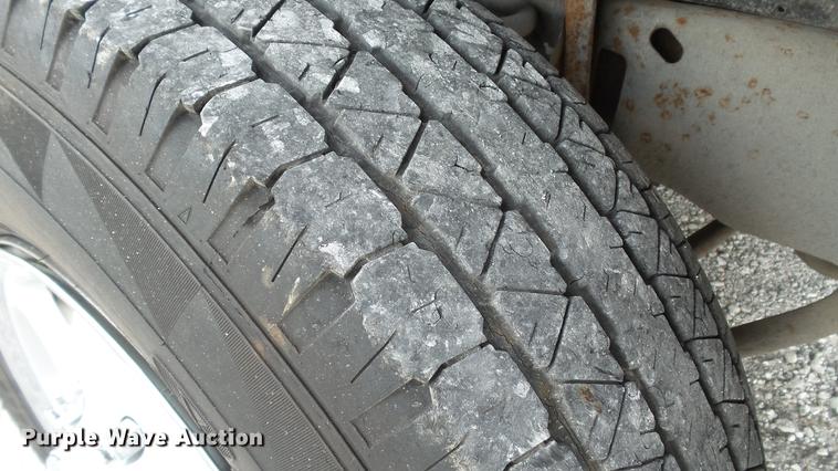 image for item DD7337 2001 Ford F250 Super Duty XL Crew Cab utility bed pickup truck