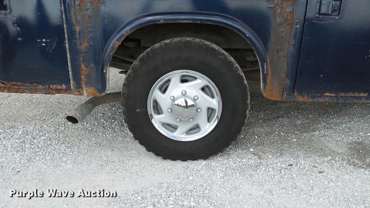 image for item DD7337 2001 Ford F250 Super Duty XL Crew Cab utility bed pickup truck