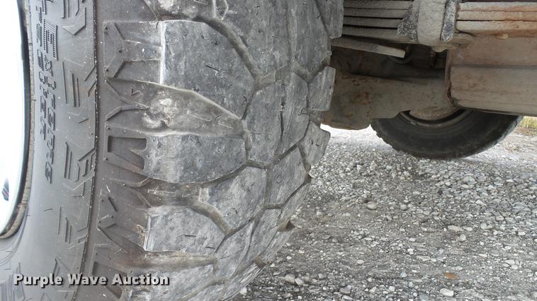 image for item DD7337 2001 Ford F250 Super Duty XL Crew Cab utility bed pickup truck