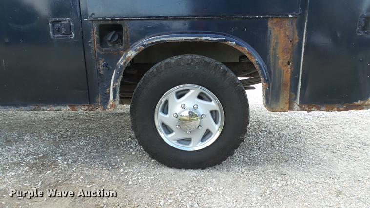 image for item DD7337 2001 Ford F250 Super Duty XL Crew Cab utility bed pickup truck