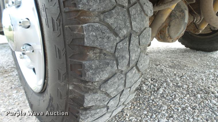 image for item DD7337 2001 Ford F250 Super Duty XL Crew Cab utility bed pickup truck