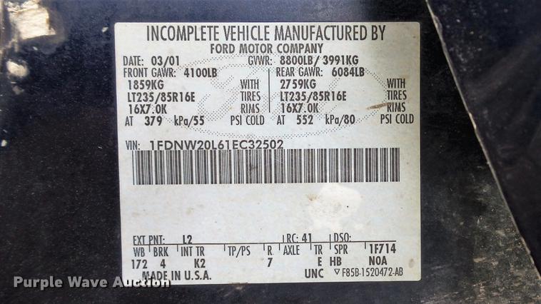 image for item DD7337 2001 Ford F250 Super Duty XL Crew Cab utility bed pickup truck