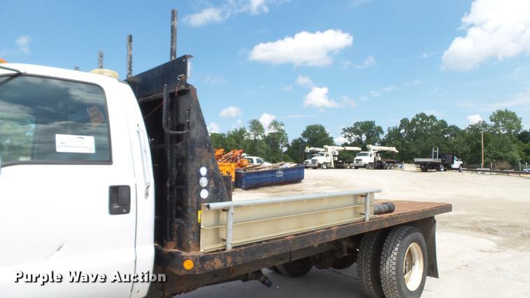 image for item DD7345 2005 Ford F650 Super Duty XL flatbed truck