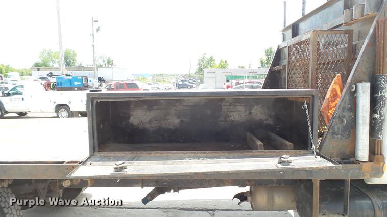 image for item DD7345 2005 Ford F650 Super Duty XL flatbed truck