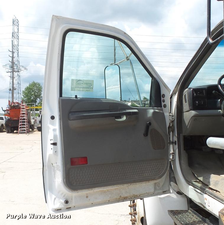 image for item DD7345 2005 Ford F650 Super Duty XL flatbed truck