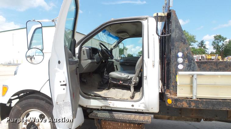 image for item DD7345 2005 Ford F650 Super Duty XL flatbed truck