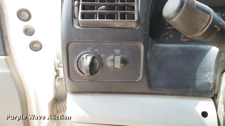 image for item DD7345 2005 Ford F650 Super Duty XL flatbed truck