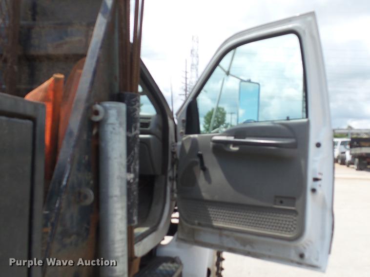 image for item DD7345 2005 Ford F650 Super Duty XL flatbed truck