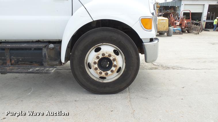 image for item DD7345 2005 Ford F650 Super Duty XL flatbed truck