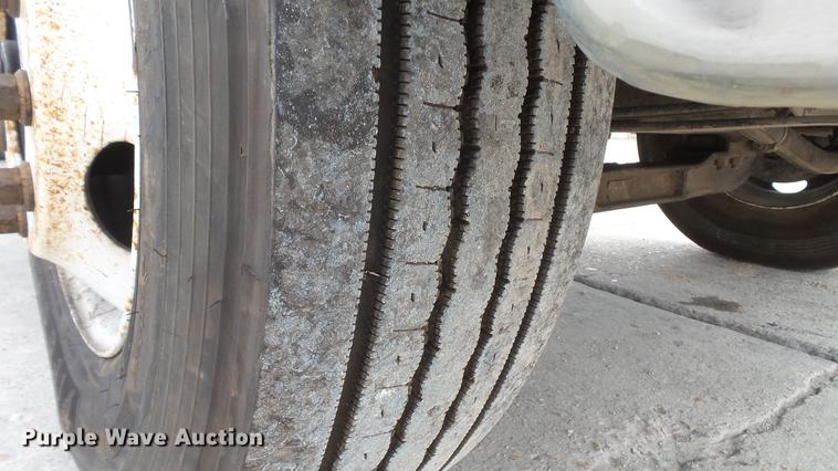 image for item DD7345 2005 Ford F650 Super Duty XL flatbed truck