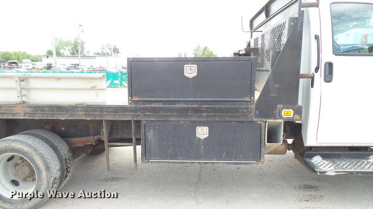 image for item DD7347 2007 GMC C5500 flatbed truck