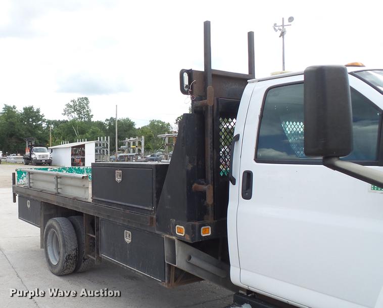 image for item DD7347 2007 GMC C5500 flatbed truck