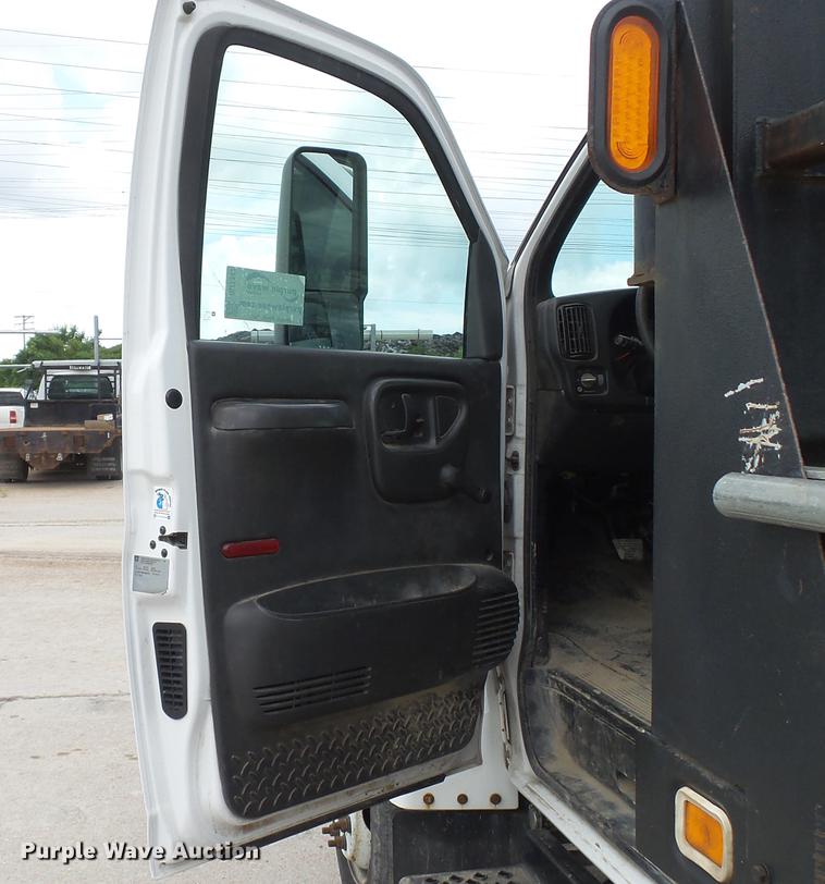 image for item DD7347 2007 GMC C5500 flatbed truck