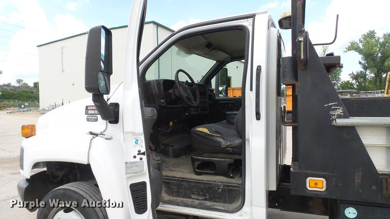 image for item DD7347 2007 GMC C5500 flatbed truck