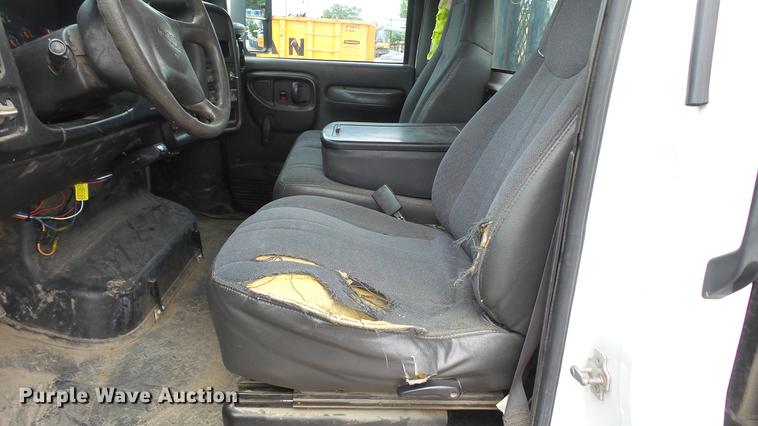 image for item DD7347 2007 GMC C5500 flatbed truck