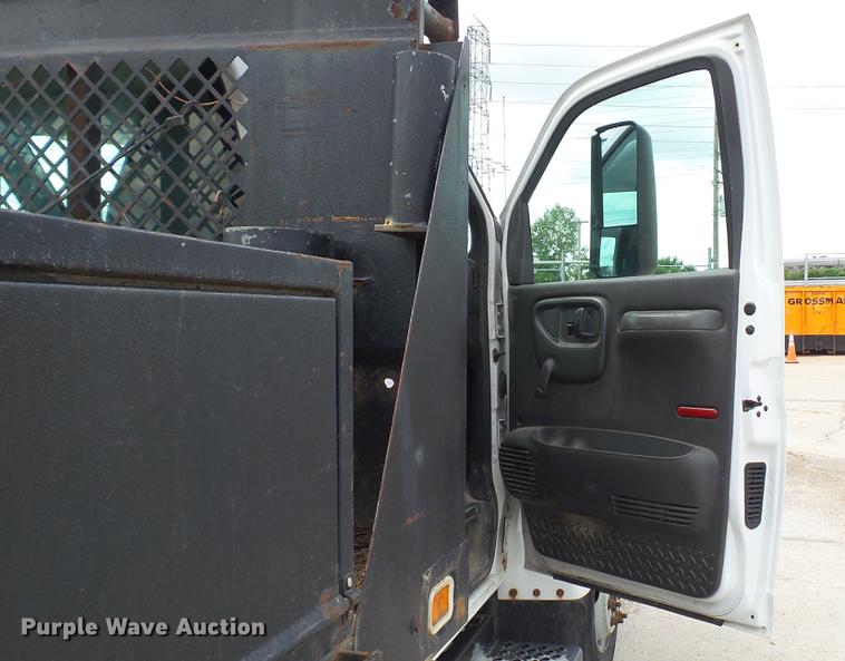 image for item DD7347 2007 GMC C5500 flatbed truck