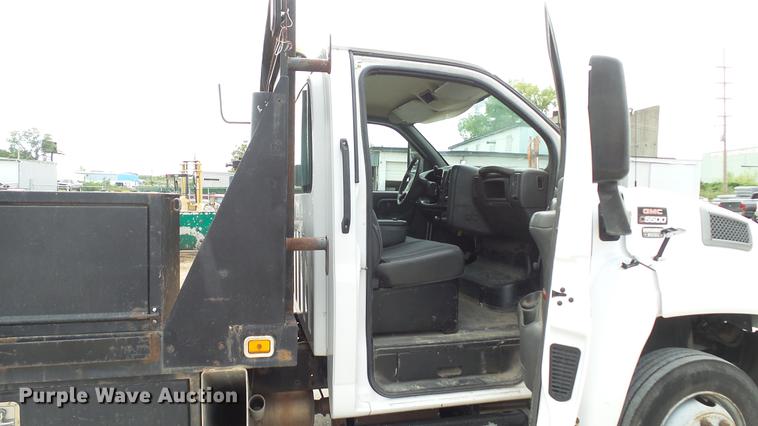 image for item DD7347 2007 GMC C5500 flatbed truck