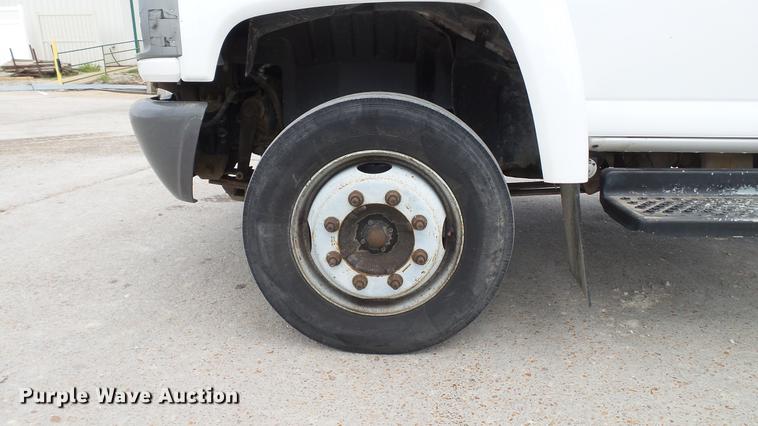 image for item DD7347 2007 GMC C5500 flatbed truck