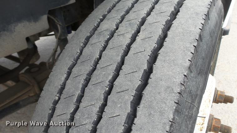 image for item DD7347 2007 GMC C5500 flatbed truck