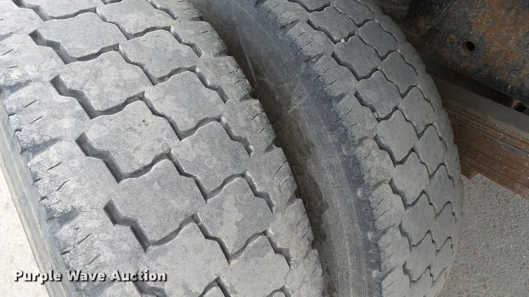 image for item DD7347 2007 GMC C5500 flatbed truck