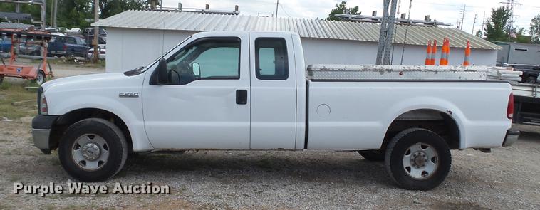 image for item DD7348 2006 Ford F250 Super Duty XL SuperCab pickup truck