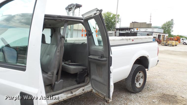 image for item DD7348 2006 Ford F250 Super Duty XL SuperCab pickup truck