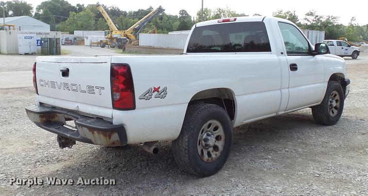 image for item DD7351 2005 Chevrolet Silverado 1500 pickup truck
