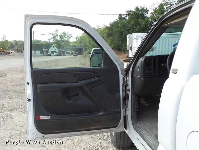 image for item DD7351 2005 Chevrolet Silverado 1500 pickup truck