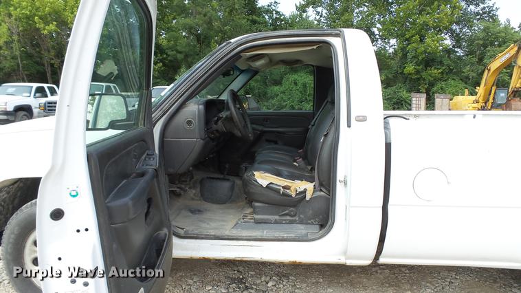 image for item DD7351 2005 Chevrolet Silverado 1500 pickup truck