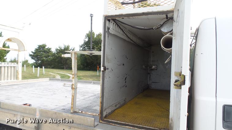 image for item DD7353 2003 Ford F550 Super Duty XL Crew Cab flatbed truck