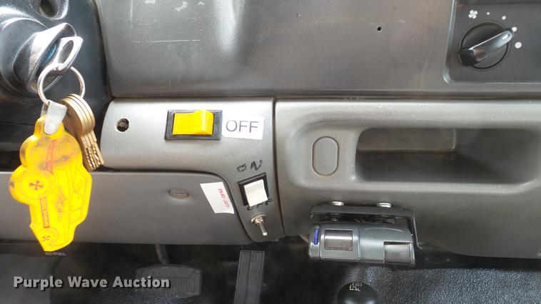 image for item DD7353 2003 Ford F550 Super Duty XL Crew Cab flatbed truck