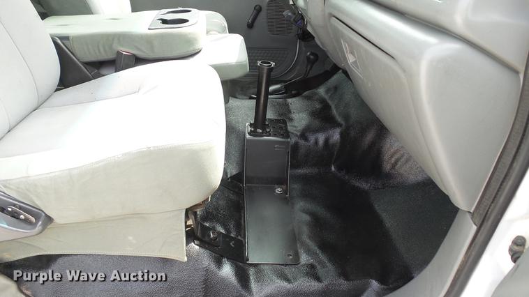 image for item DD7353 2003 Ford F550 Super Duty XL Crew Cab flatbed truck