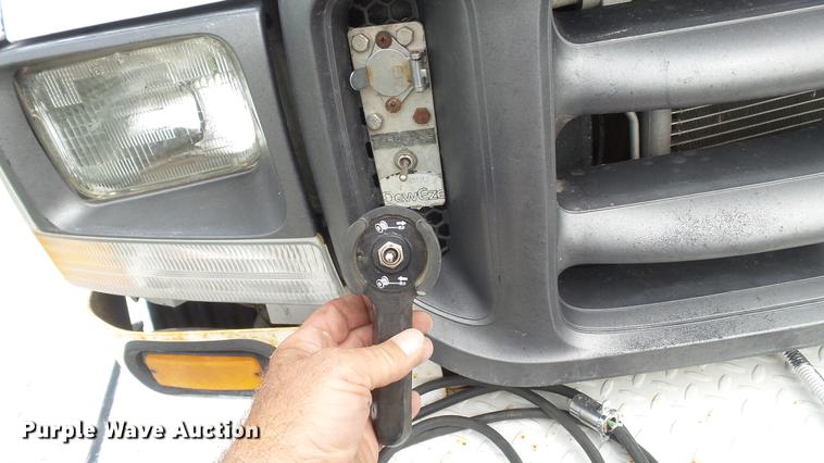 image for item DD7353 2003 Ford F550 Super Duty XL Crew Cab flatbed truck